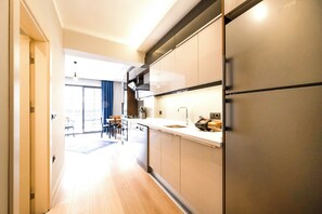 Fridge, oven, stovetop, dishwasher