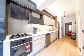 Fridge, oven, stovetop, dishwasher - Cozy retreat in central Fethiye near marina (Fethiye)