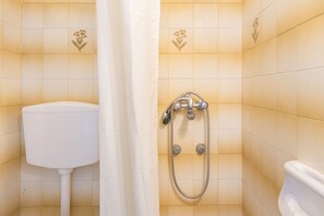 Shower, towels - Bed and Breakfast 'Double Room No 4' with Sea View, Wi-Fi and Air Conditioning (Kalymnos)