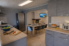 Fridge, microwave, oven, stovetop - House with garden and barbecue convivial moments with family and friends  (Niaux)