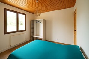 4 bedrooms, iron/ironing board, travel cot