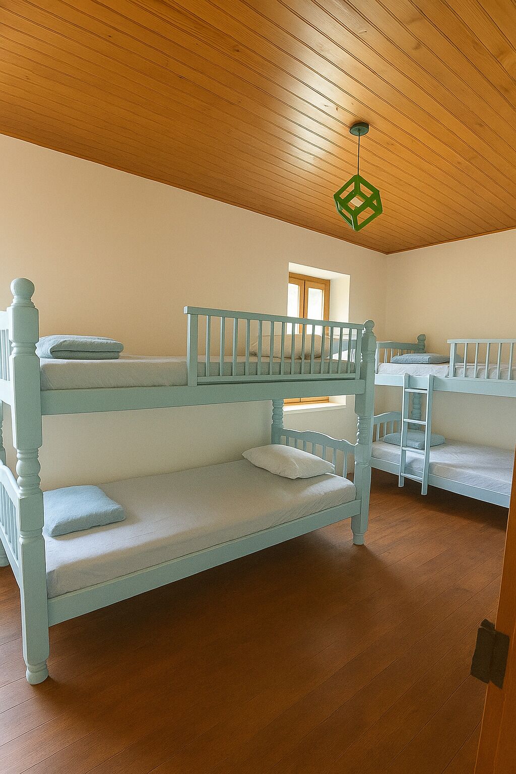 4 habitaciones, tabla de planchar con plancha y cuna de viaje 