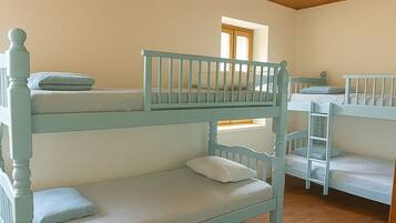 4 habitaciones, tabla de planchar con plancha y cuna de viaje