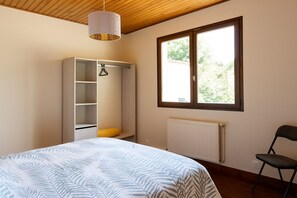 4 bedrooms, iron/ironing board, travel cot