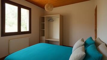 4 bedrooms, iron/ironing board, travel crib