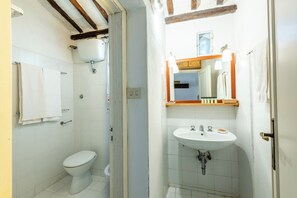 Regadera, secadora de cabello, toallas 