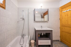 Shower, hair dryer - Chalet 'La Mouliniere 2' with Mountain View, Private Garden and Wi-Fi (Valloire)
