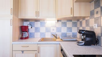 Een koelkast, een microgolfoven, een oven, een kookplaat