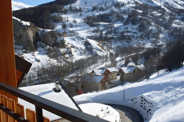 A snow-covered mountain landscape with buildings and a wooden structure. - Chalet 'La Mouliniere 2' with Mountain View, Private Garden and Wi-Fi (Valloire)