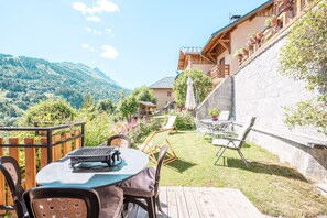 Outdoor dining - Chalet 'La Mouliniere 2' with Mountain View, Private Garden and Wi-Fi (Valloire)