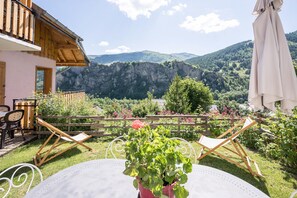 Outdoor dining - Chalet 'La Mouliniere 2' with Mountain View, Private Garden and Wi-Fi (Valloire)