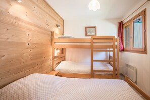 3 bedrooms, iron/ironing board, free WiFi - Chalet 'La Mouliniere 2' with Mountain View, Private Garden and Wi-Fi (Valloire)
