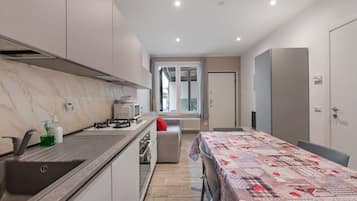 Frigorifero, microonde, forno, piano cottura