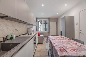 Fridge, microwave, oven, stovetop - Apartment 'La Casa Di Angio' with Wi-Fi (Lanzo d'Intelvi)