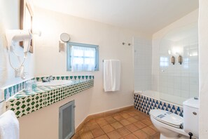 シャワー、ヘアドライヤー、タオル