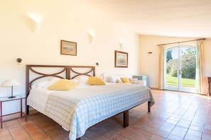 8 bedrooms, iron/ironing board, free WiFi, bed sheets