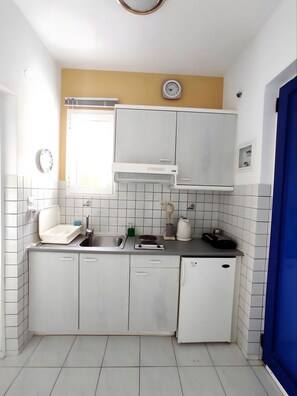 Fridge, stovetop, electric kettle, cookware/dishes/utensils