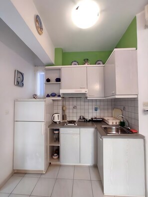 Fridge, stovetop, electric kettle, cookware/dishes/utensils