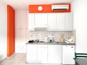Fridge, stovetop, electric kettle, cookware/dishes/utensils