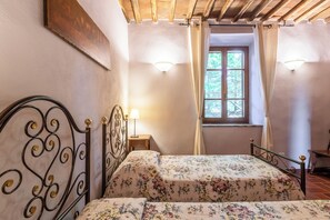 1 bedroom, free WiFi, bed sheets - Room 'Podere Marroneto - Camera 1' with Mountain View, Shared Pool and Wi-Fi (Monticiano)