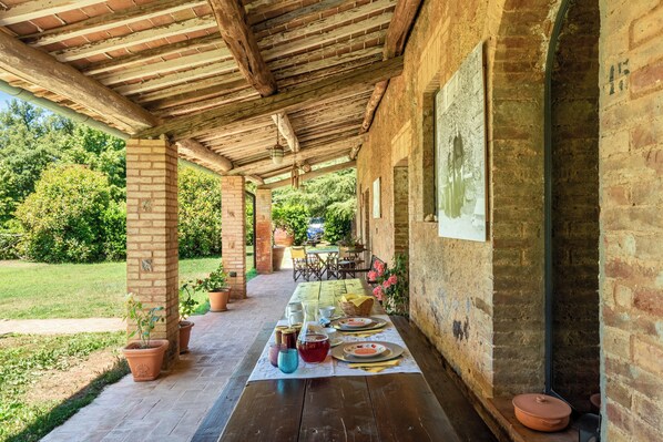 Outdoor dining - Room 'Podere Marroneto - Camera 1' with Mountain View, Shared Pool and Wi-Fi (Monticiano)