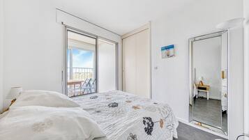 1 chambre, fer et planche Ă  repasser