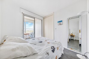 1 dormitori i planxa i posts de planxar 