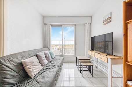 テレビ. Ocean Escape – Apartment with Balcony and Sea View in Soulac-sur-Mer