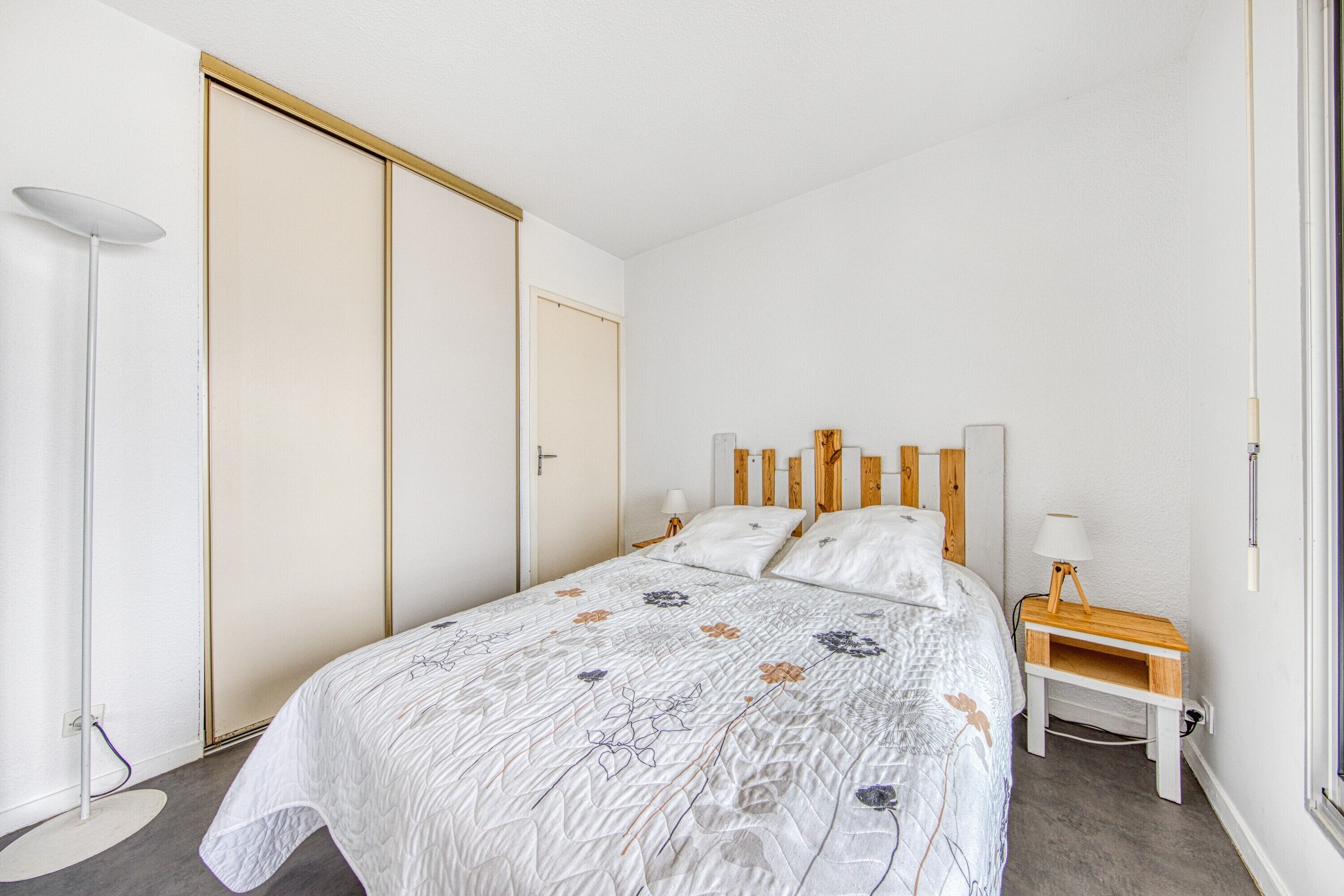 1 slaapkamer, een strijkplank/strijkijzer