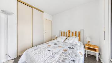 1 slaapkamer, een strijkplank/strijkijzer