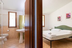 Shower, hair dryer, towels - Villa 'Azzurra' with Sea View, Wi-Fi and Air Conditioning (Tertenìa)
