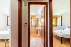 2 bedrooms, free WiFi, bed sheets - Villa 'Azzurra' with Sea View, Wi-Fi and Air Conditioning (Tertenìa)