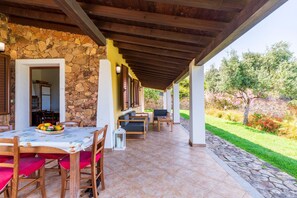 Outdoor dining - Villa 'Azzurra' with Sea View, Wi-Fi and Air Conditioning (Tertenìa)