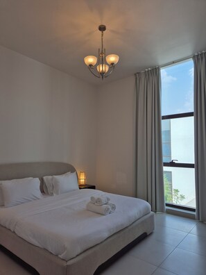 5 bedrooms, iron/ironing board, WiFi, bed sheets