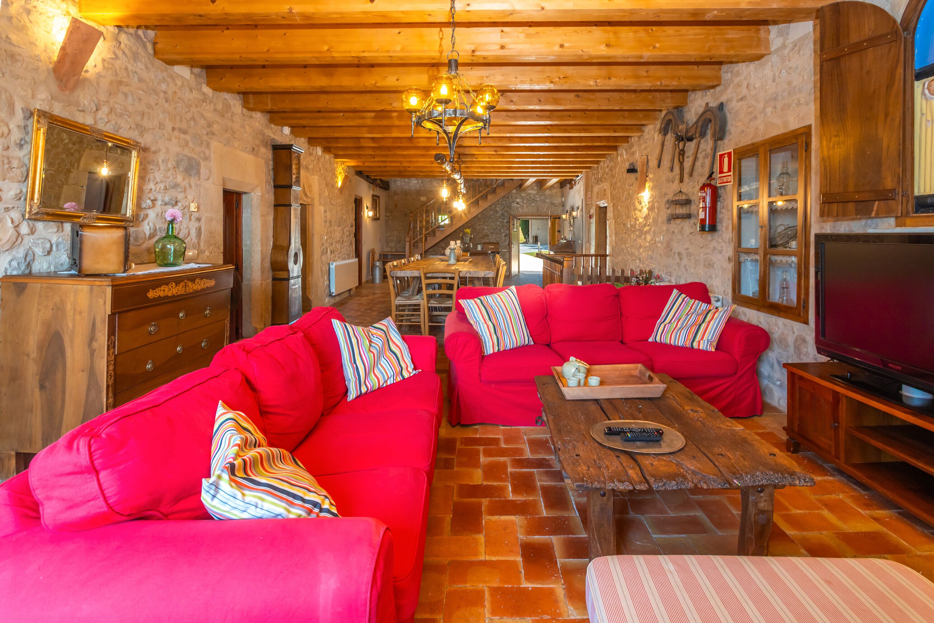 Een televisie, een open haard, een dvd-speler en een tafeltennistafel