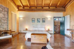 6 bedrooms, iron/ironing board, free WiFi, bed sheets