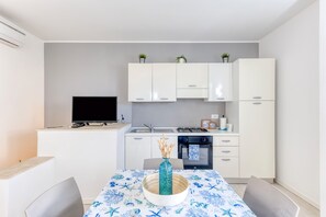 Frigorifero, forno, piano cottura, bollitore elettrico