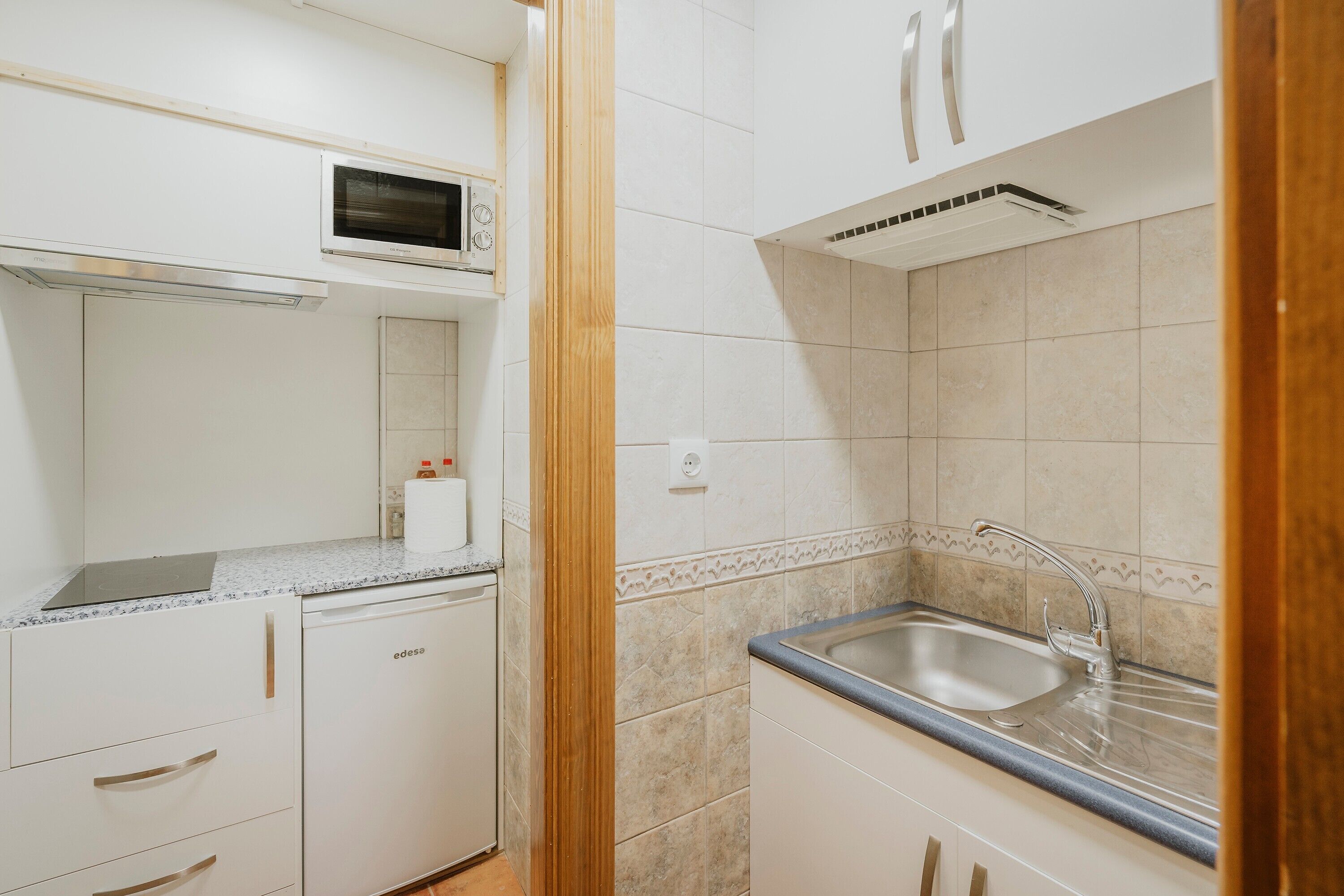 Kylskåp, mikrovågsugn, spishäll och brödrost