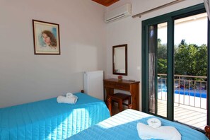 4 bedrooms, iron/ironing board, WiFi, bed sheets