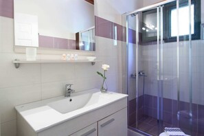 Hair dryer, towels, soap, toilet paper - Spacious Private Pool Villa in Geni, Lefkada – Perfect for Families & Groups! (Geni)
