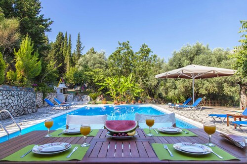 Spacious Private Pool Villa in Geni, Lefkada – Perfect for Families & Groups!