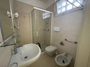 Een douche, een haardroger, handdoeken