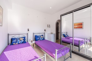 1 bedroom, free WiFi, bed sheets - Room 'Relaxroom 2' with Shared Garden, Wi-Fi and Air Conditioning (Lefkimmi)