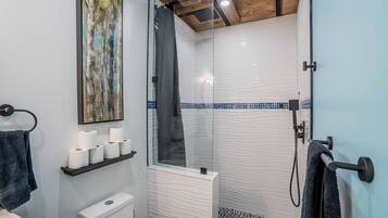 Douche, sĂšche-cheveux, savon, papier toilette