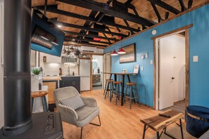 Smart TV, lareira, aparelho de som