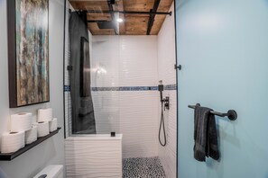 Douche, sèche-cheveux, savon, papier toilette