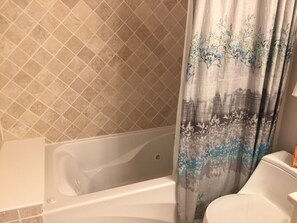 Regadera, secadora de cabello, toallas, papel de baño 