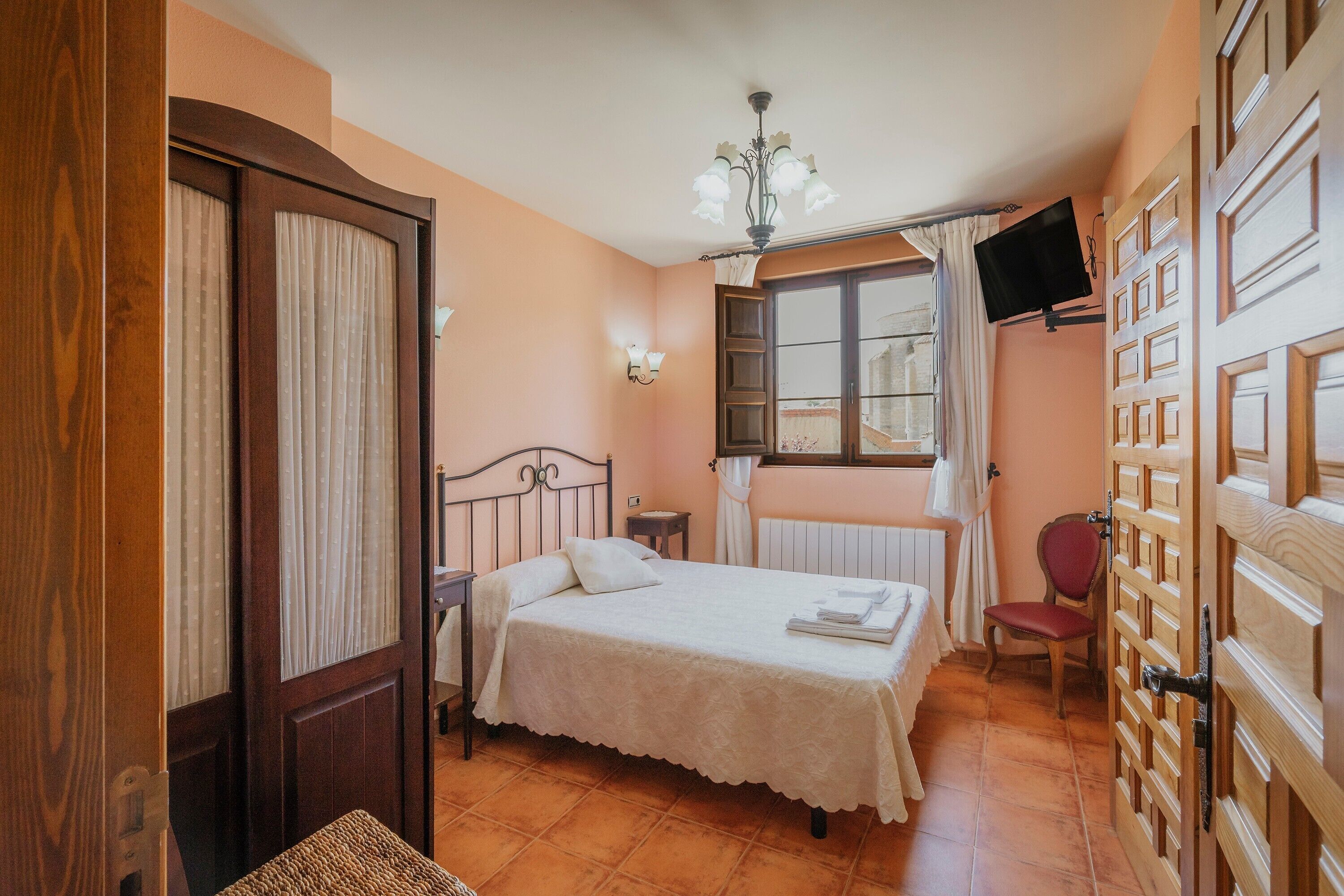 5 bedrooms, free WiFi, bed sheets