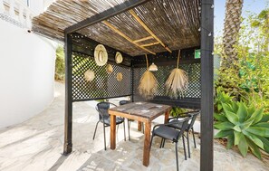 Outdoor dining - Holiday Home 'Serena Vista' with Mountain View, Wi-Fi and Air Conditioning (Alcaucín)