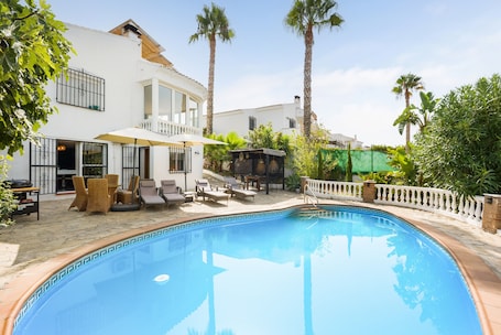 Pool. Holiday Home 'Serena Vista' with Mountain View, Wi-Fi, and Air Conditioning